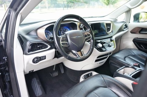 Used 2017 Chrysler Pacifica Touring-L image 11