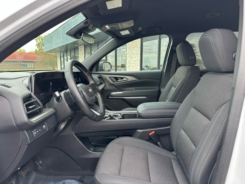 Used 2025 Chevrolet Traverse LT image 2
