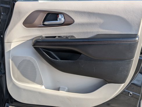 Used 2018 Chrysler Pacifica Touring-L image 30