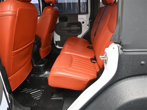 Used 2015 Jeep Wrangler Unlimited Rubicon image 14