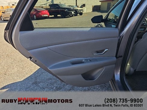 Used 2024 Hyundai Elantra SEL image 18