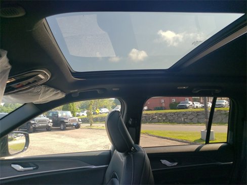 New 2025 Jeep Grand Cherokee Limited w/ Black Appearance Package image 33