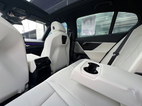 Used 2024 BMW i5 eDrive40i w/ Convenience Package image 19