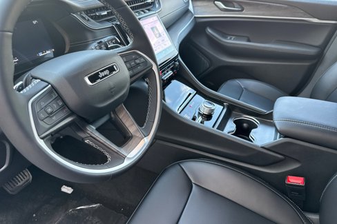 New 2025 Jeep Grand Cherokee L Altitude image 9