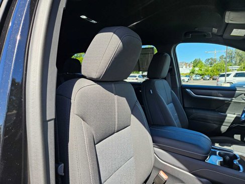 Used 2025 GMC Acadia Elevation image 13
