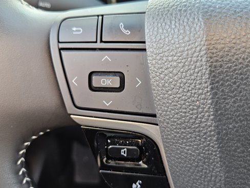 Used 2025 Toyota Camry SE image 30