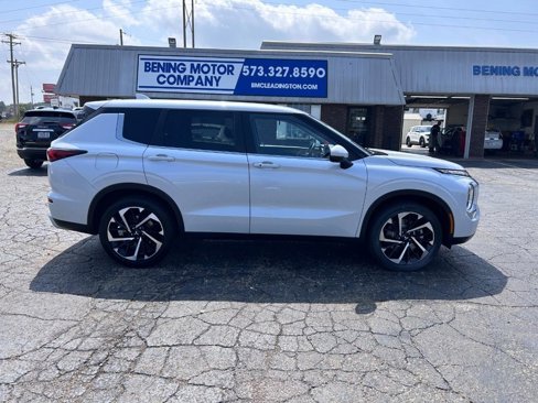 Used 2024 Mitsubishi Outlander AWD image 2