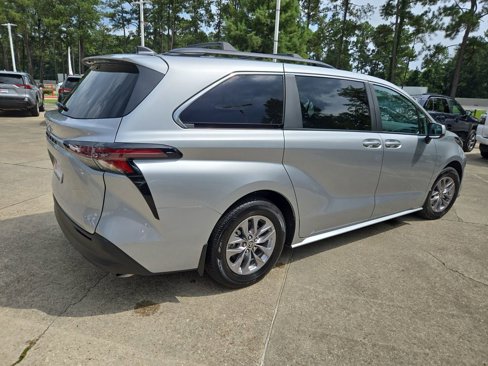 Certified 2025 Toyota Sienna LE image 7
