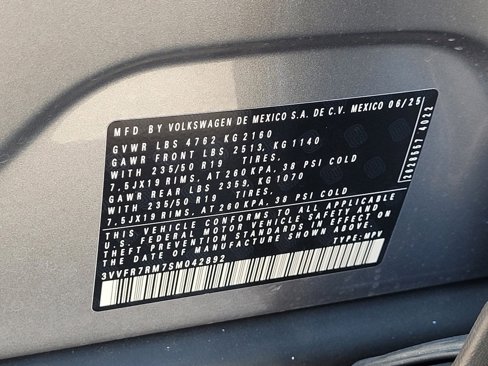 New 2025 Volkswagen Tiguan SE image 21