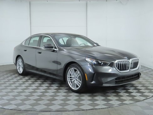 Used 2025 BMW 530i w/ Premium Package image 4