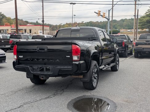 Used 2017 Toyota Tacoma TRD Sport image 4