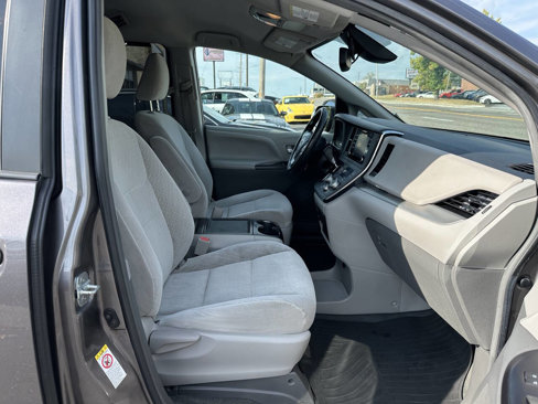 Used 2018 Toyota Sienna LE image 18
