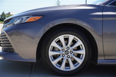 Used 2018 Toyota Camry LE image 5