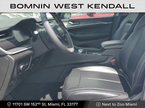Used 2025 Jeep Grand Cherokee Limited w/ Black Appearance Package image 12