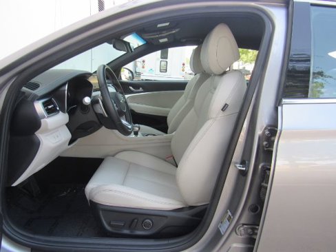 Used 2025 Genesis G70 2.5T image 12