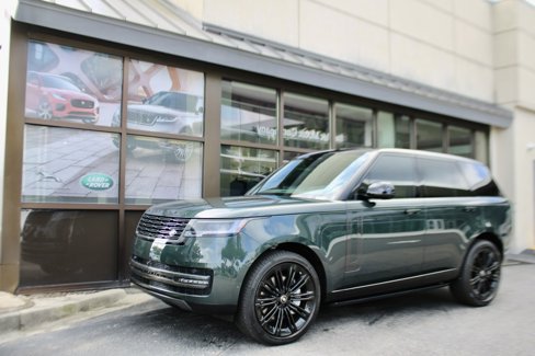 New 2025 Land Rover Range Rover SE image 1