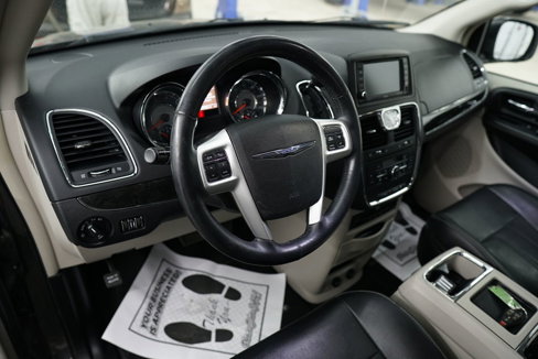 Used 2015 Chrysler Town & Country Touring-L w/ Driver Convenience Group image 18