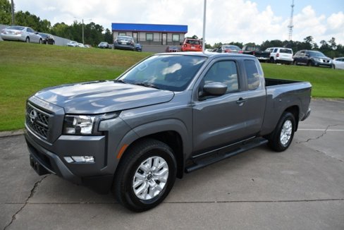 Used 2024 Nissan Frontier SV image 2