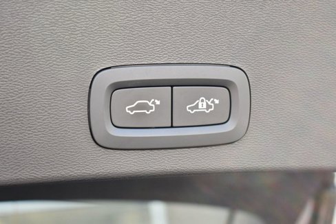 Used 2025 Volvo XC40 B5 Core image 18