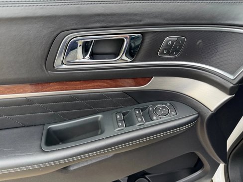 Used 2019 Ford Explorer Platinum image 14