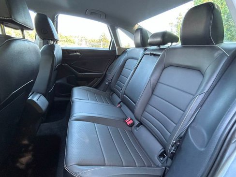 Used 2024 Volkswagen Jetta SE image 9