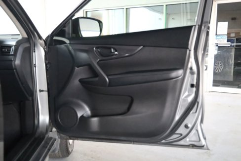 Used 2020 Nissan Rogue S image 17