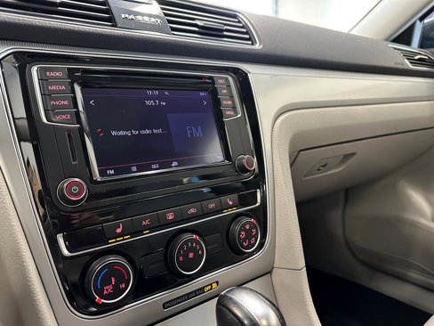 Used 2019 Volkswagen Passat Wolfsburg Edition image 40