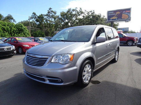 Used 2016 Chrysler Town & Country Touring image 2