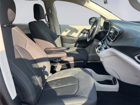Used 2019 Chrysler Pacifica Touring image 17