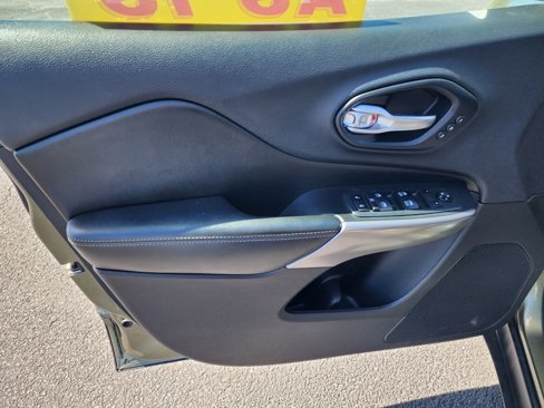 Used 2019 Jeep Cherokee Limited image 13