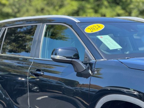 Certified 2024 Toyota Highlander XLE image 6