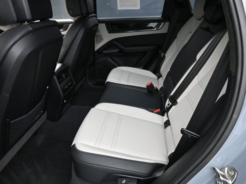 Certified 2025 Porsche Cayenne GTS image 7