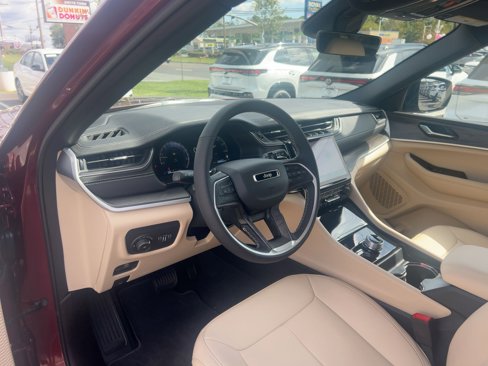 Used 2025 Jeep Grand Cherokee L Limited image 4