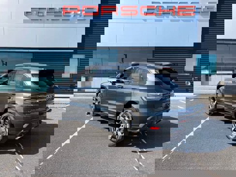 Certified 2025 Porsche Macan image 3