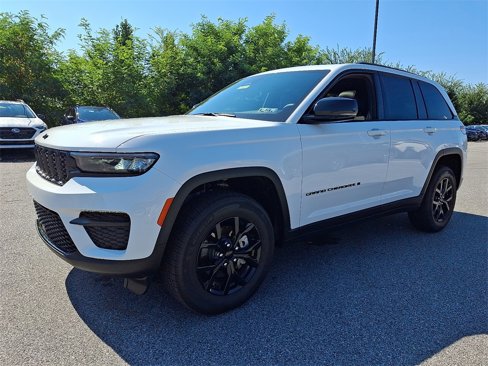 Used 2025 Jeep Grand Cherokee Altitude image 3