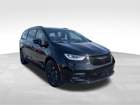 New 2026 Chrysler Pacifica Limited w/ Uconnect Theater Family Group image 7