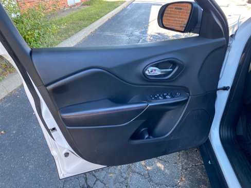 Used 2019 Jeep Cherokee Trailhawk w/ Cold Weather Group image 10
