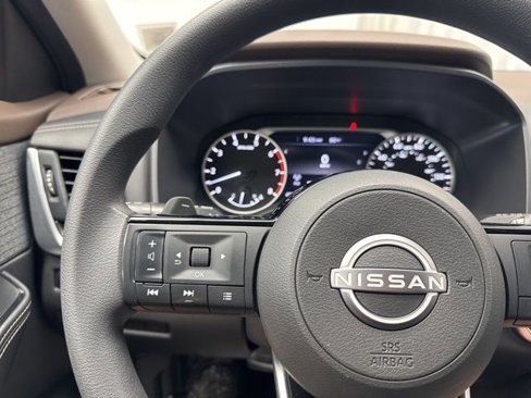 Used 2023 Nissan Rogue SV image 17