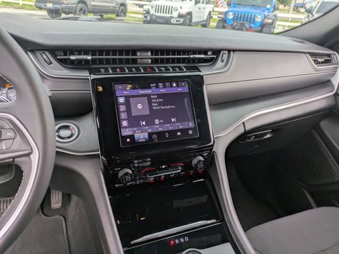 Used 2024 Jeep Grand Cherokee Laredo image 23