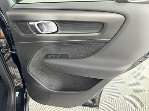 Used 2025 Volvo XC40 B5 Plus image 27