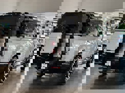 Used 2023 Land Rover Defender 130 X-Dynamic SE image 6
