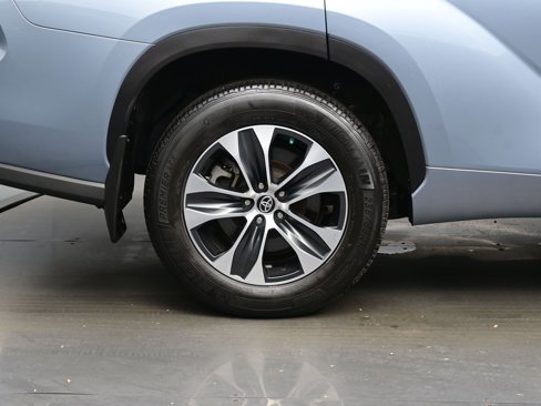 Used 2022 Toyota Highlander XLE image 9