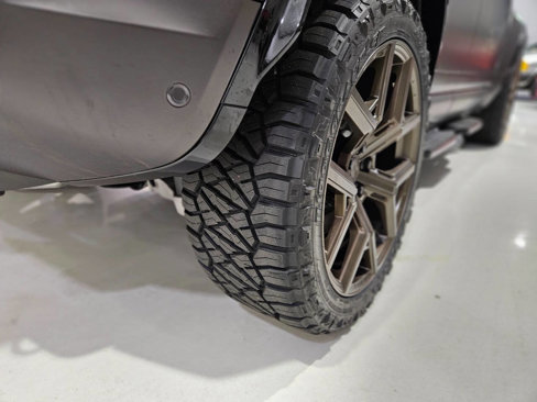 Used 2025 Land Rover Defender 110 image 82