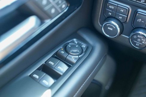 Used 2025 Chevrolet Suburban Z71 image 38