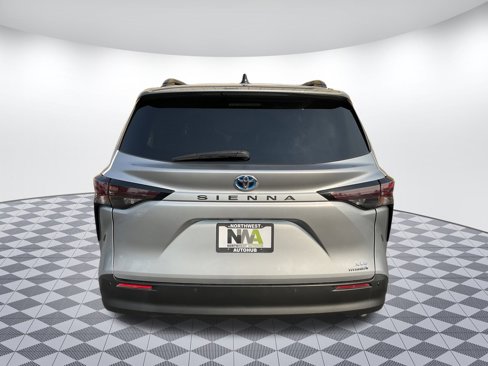 Used 2024 Toyota Sienna XLE image 4