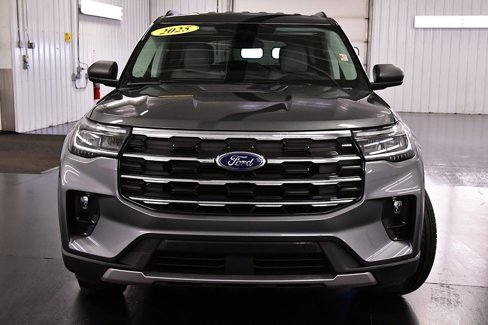 Used 2025 Ford Explorer Active w/ Active Comfort Package image 2