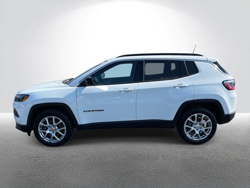 Used 2023 Jeep Compass Latitude image 3