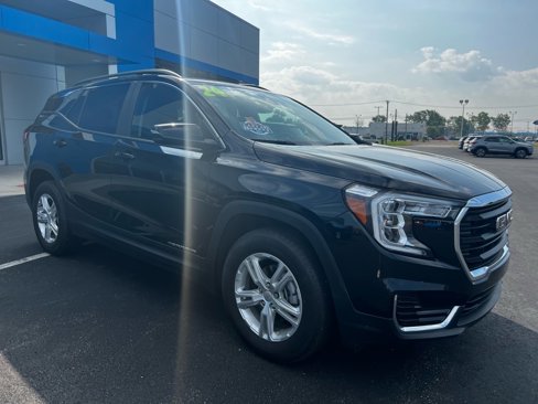 Used 2024 GMC Terrain SLE w/ Driver Convenience Package image 3