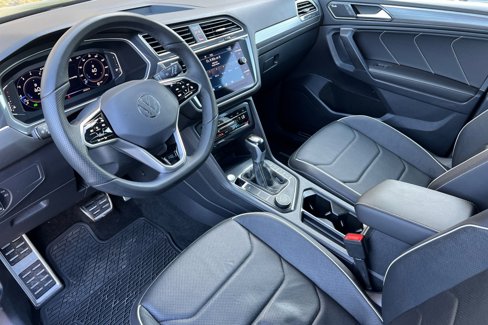 Certified 2022 Volkswagen Tiguan SEL R-Line image 10