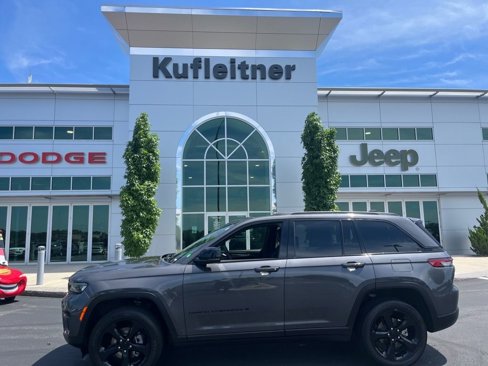 Used 2023 Jeep Grand Cherokee Altitude image 1